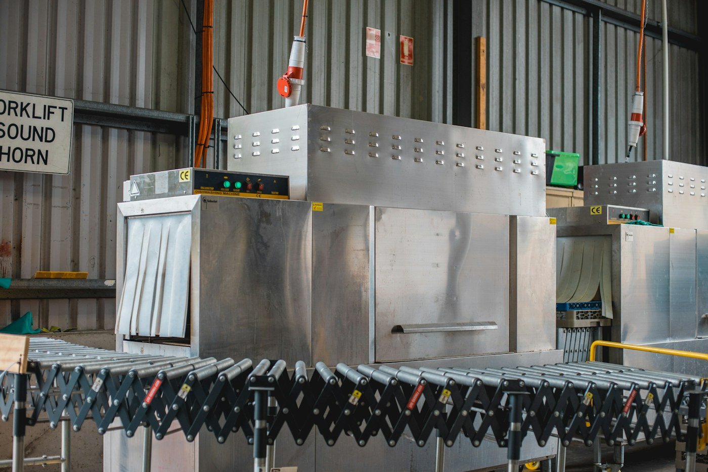 Plastic reuse and recycling conveyor equipment